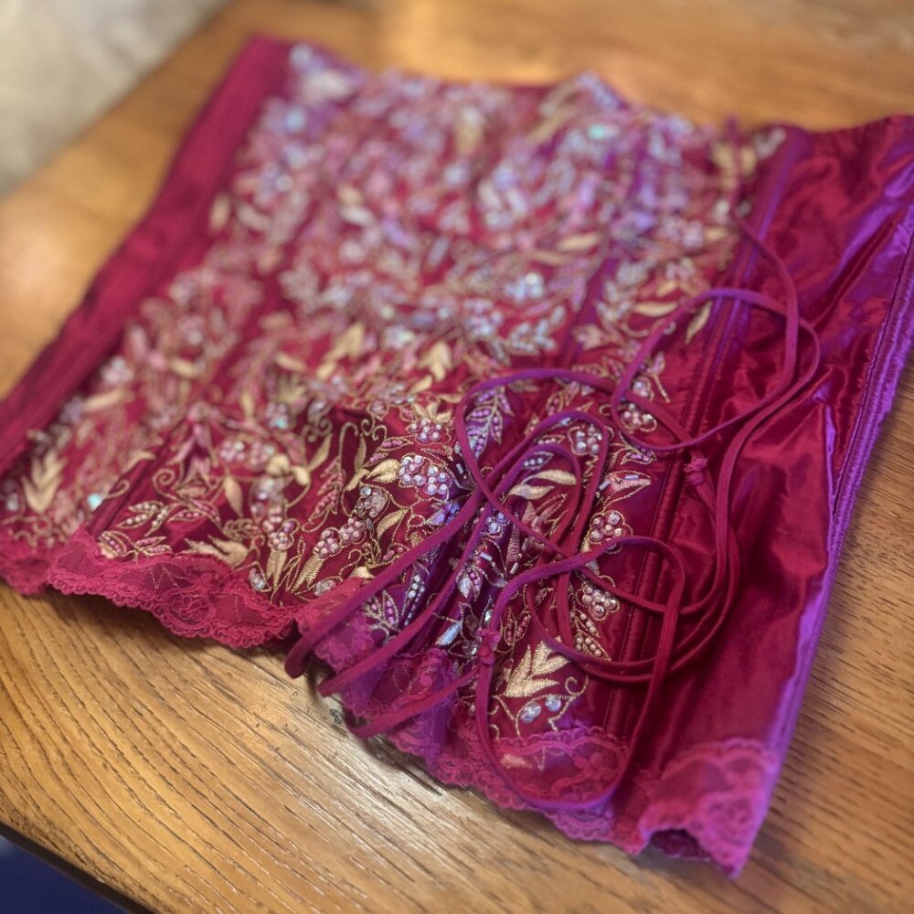 💖 Vintage Victoria’s Secret Beaded Corset (2003 – Fuchsia Pink, L)